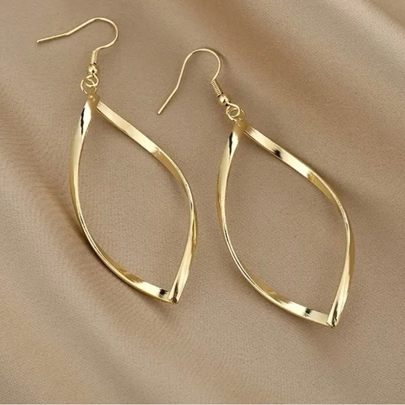 🎉 BOGO 1/2 OFF❗️18k Gold Plated Hollow Twisted Dangle Earrings - Picture 1 of 6